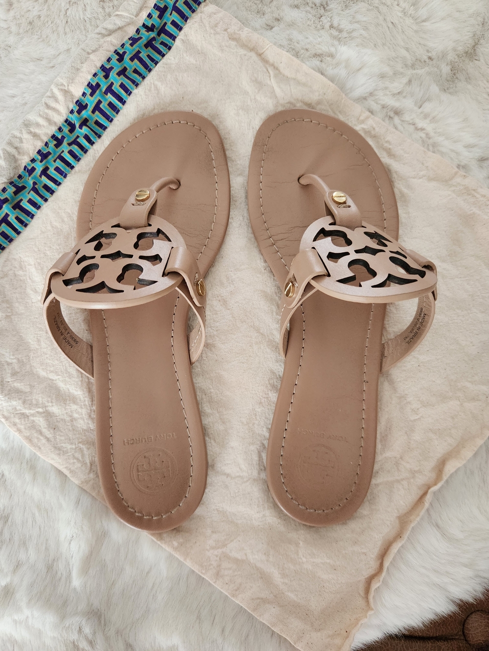 Tory Burch Nude Beige Logo Thong Leather Sandals Size 7 With Bag - Picture 3 of 8
